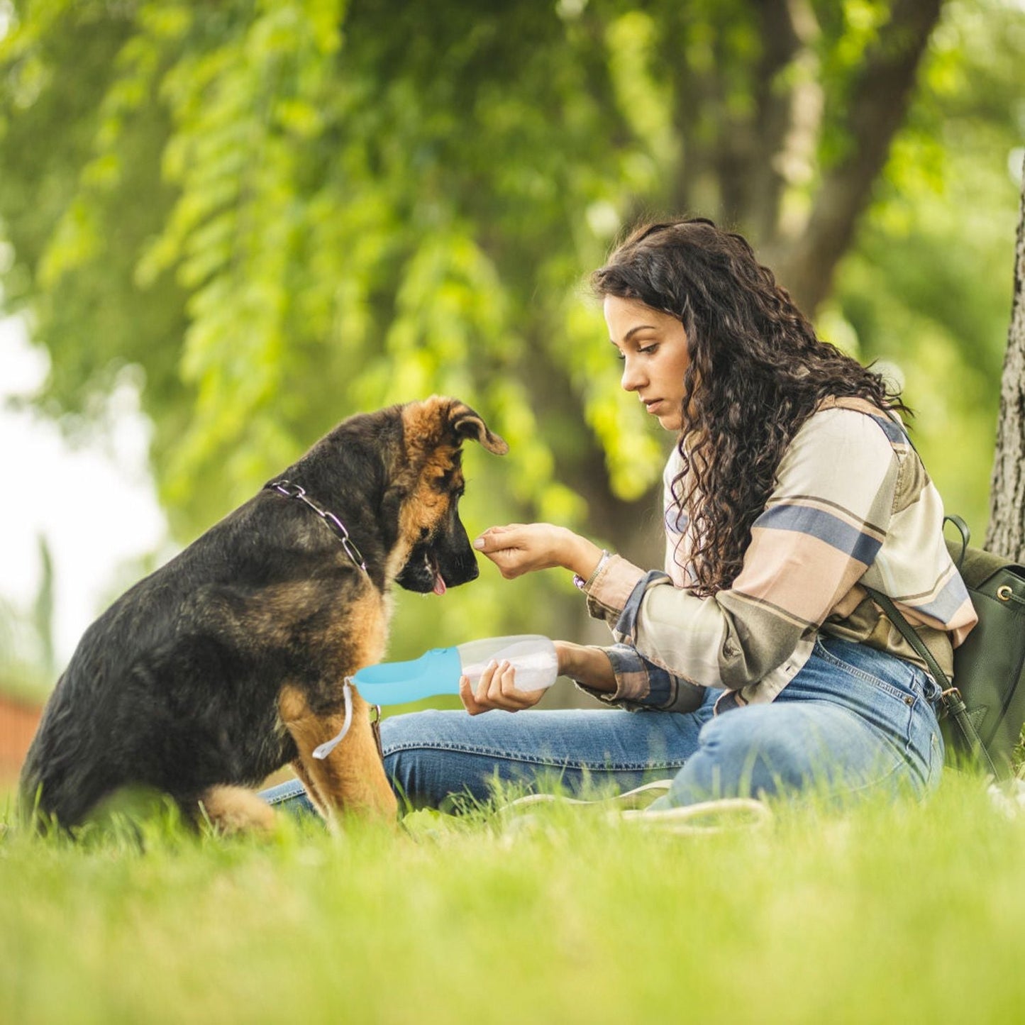 18.6OZ Portable Dog Water Bottle Pet Water Dispenser with Detachable Food Container Leak-Proof Lock Design for Dog Walking Traveling Hiking Outdoor Activities
